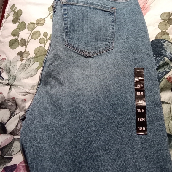 TORRID GIRLFRIEND JEANS . Size 18R - Picture 2 of 4
